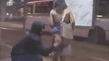 מסיבות HC פרונו חינם גורמות לשכן ללכת מתחת לפה