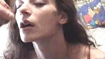 בת נוער ספגה סרטי סקס חינם אלים סתימת פיות על ידי דודה תמורת כסף מזומן
