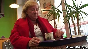 שתי בנות בית ספר שובבות מציעות את הדלת האחורית שלהן צאט סקס חינם לפרופסור הגרמני