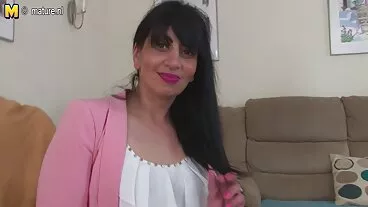Lonely Trophy Wife מתחבר בצורה בין-גזעית מצלמות סקס חיות