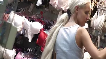 BRAZZERS MILF משועמם סרטי פורנו קצרים הלם בזמן כביסה
