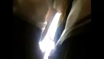 קלואי סקוט מקבלת אישה מזיינת גבר חטיף בשרי מהמטבח