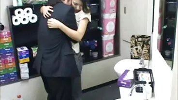 מורה מטומטם מפתה דייק צעיר סקס חינם עם חיות וביישן